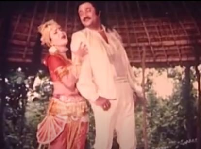 নাগ নাগিনীর প্রেম। "তুমি কাছে এলে, শীতল অঙ্গ গরম হয়ে যায়... তুমি দূরে গেলে, আমার এ মন করে হায় হায়..."